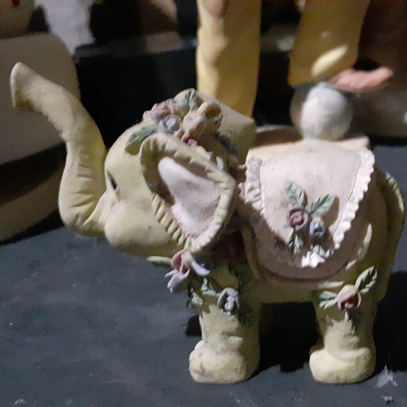 tiny elephant - Picture 3 of 3